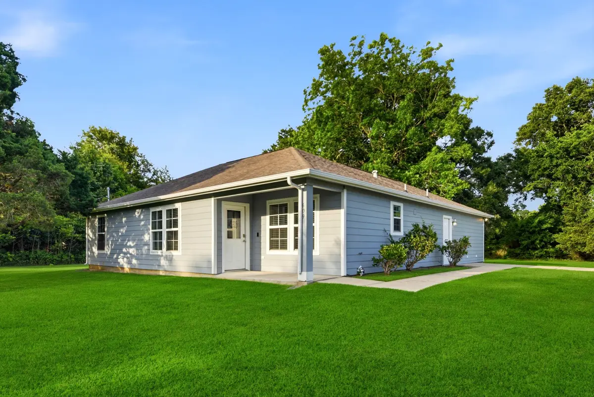 609 Washington Avenue, Anahuac, TX 77514 - #1