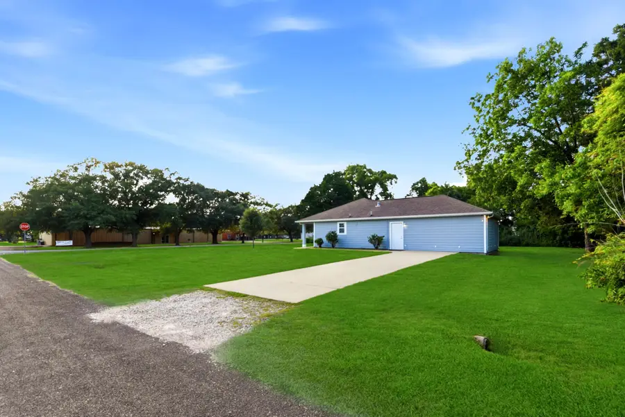 609 Washington Avenue, Anahuac, TX 77514 - #2