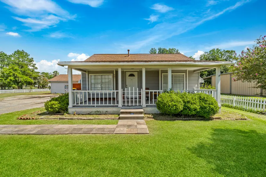 401 Lee Avenue, Anahuac, TX 77514 - #2