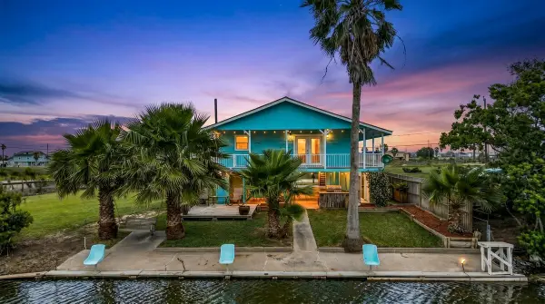 7210 Beau Terre Street, Hitchcock, TX 77563