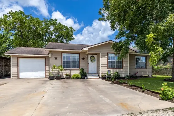 402 8th Street, Van Vleck, TX 77482