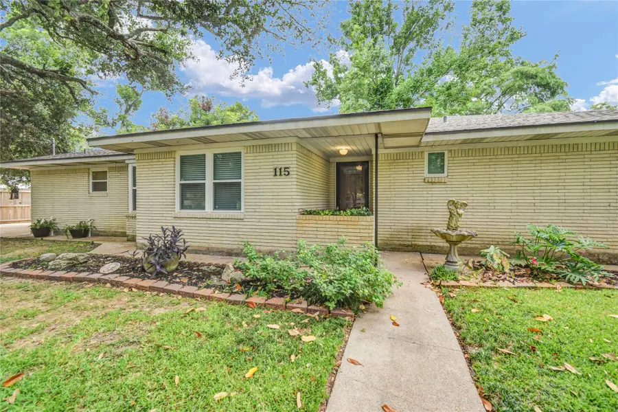 115 Southern Oaks Drive, Lake Jackson, TX 77566 - #2