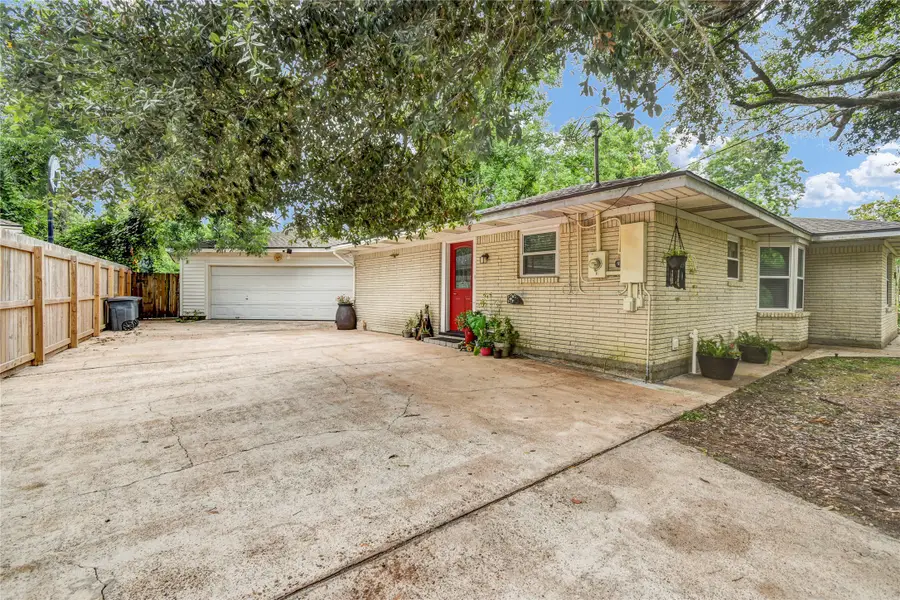 115 Southern Oaks Drive, Lake Jackson, TX 77566 - #3