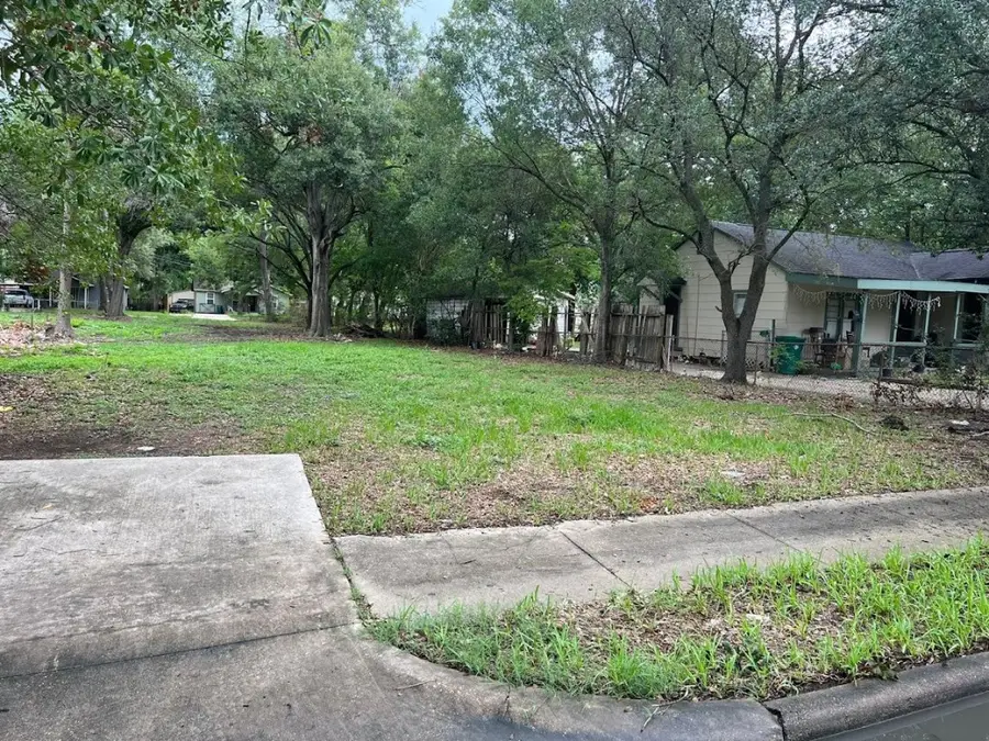 144 W Houston Avenue, Pasadena, TX 77502 - #2