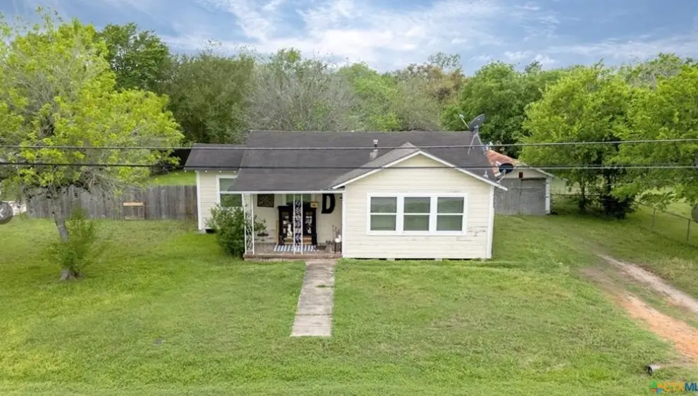 704 Maple St, Yoakum, TX 77995 - #1