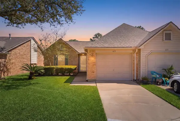 623 E Country Grove Circle, Pearland, TX 77584