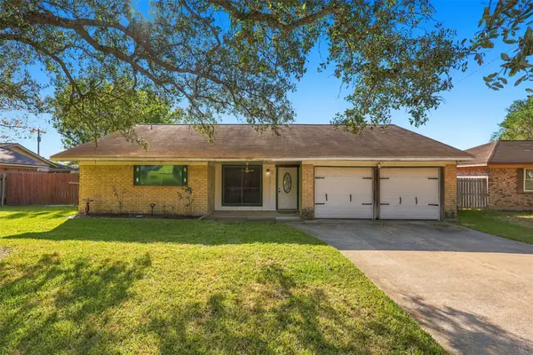 1906 Kings Lane, Alvin, TX 77511