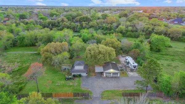 300 Mustang Road, Alvin, TX 77511