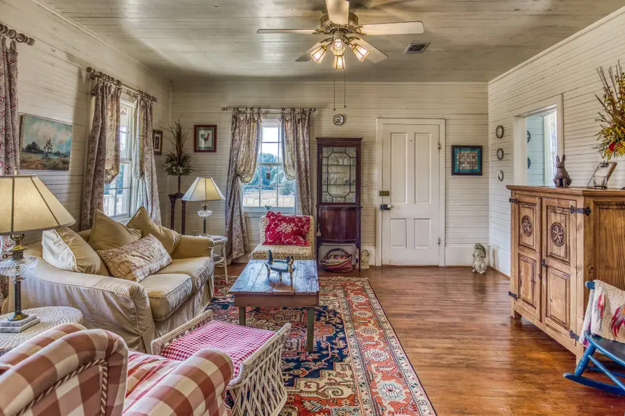 2528 Wunderlich Road, Fayetteville, TX 78940 - Image #3