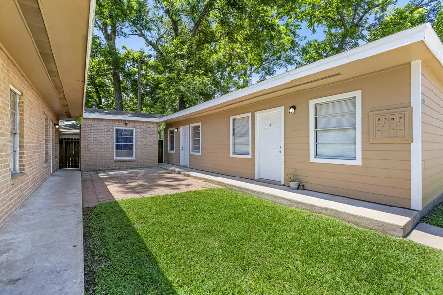 1001 W Lobitt Street, Alvin, TX 77511 - #2