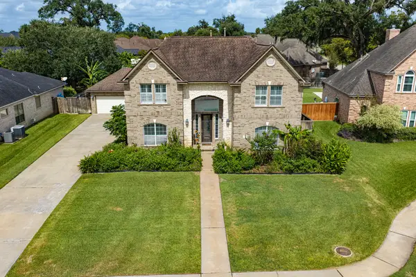 53 Northwood Court, Lake Jackson, TX 77566