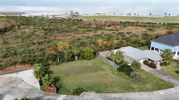 226 Debbie Lane, Dickinson, TX 77539
