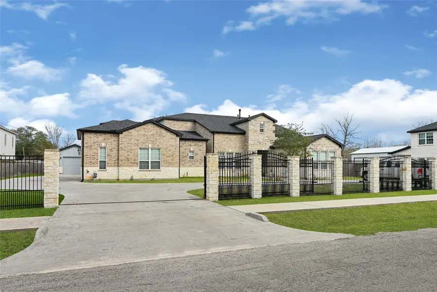 4821 1st Street, Pasadena, TX 77504 - #3