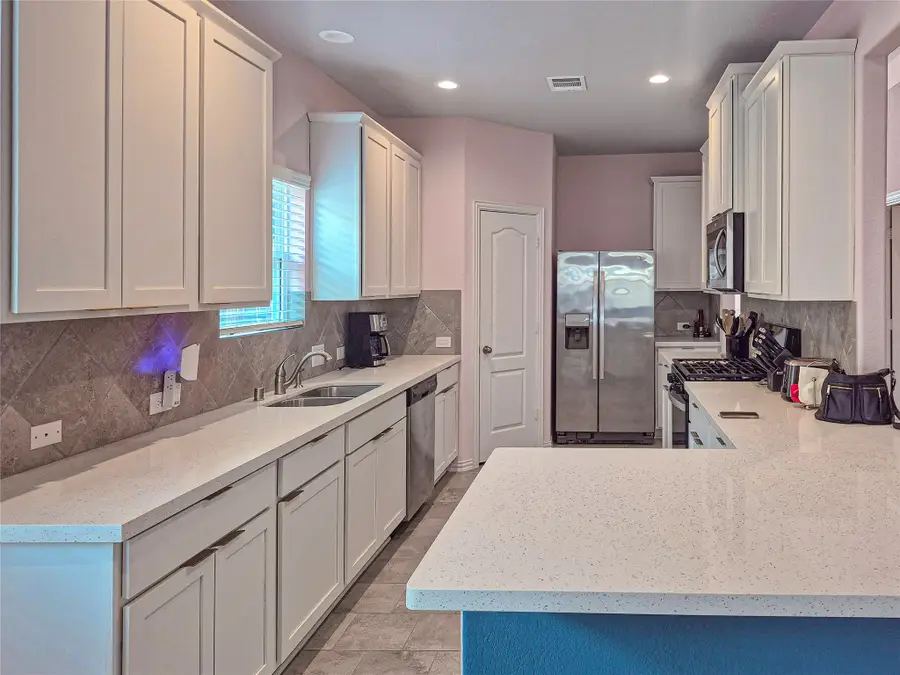 104 Cullen Street, Angleton, TX 77515 - #2