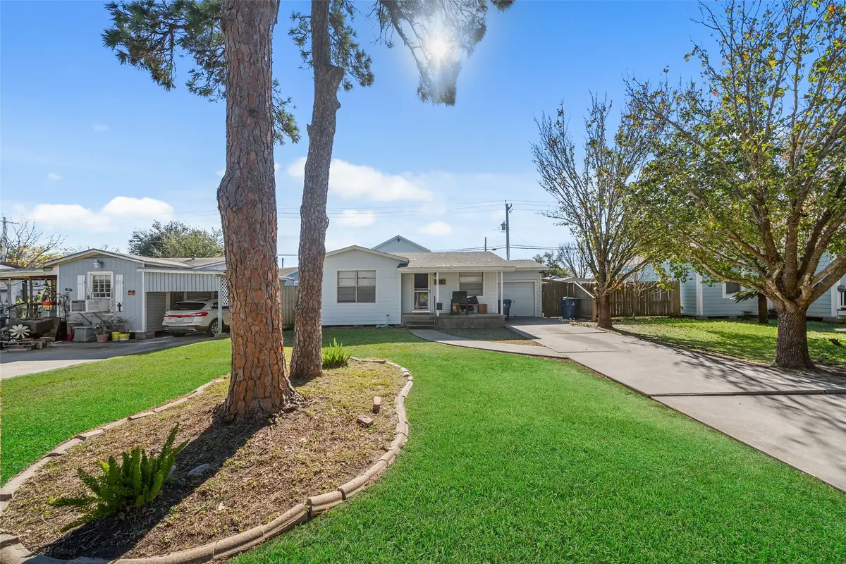 429 19th Avenue N, Texas City, TX 77590 - Image #1