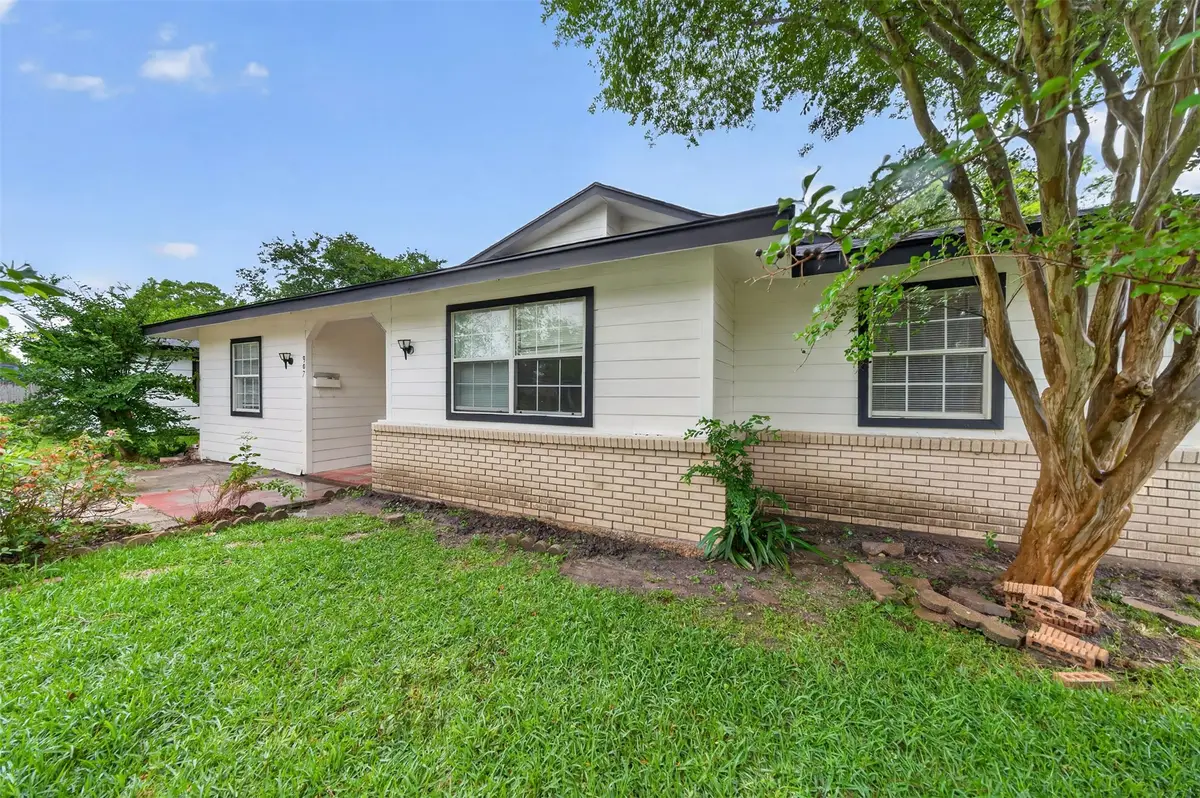 907 S 3rd Street, La Porte, TX 77571 - #1