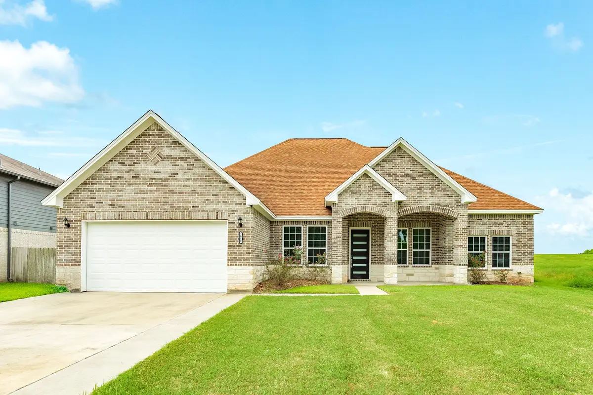 2040 Twin Lakes Boulevard, West Columbia, TX 77486 - #1