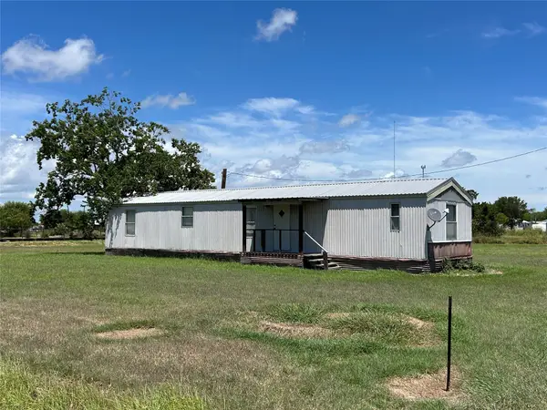 204 N 4th Street, Seadrift, TX 77983