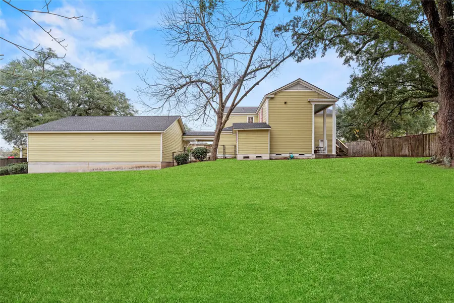 1106 Avenue O, Huntsville, TX 77340 - #2