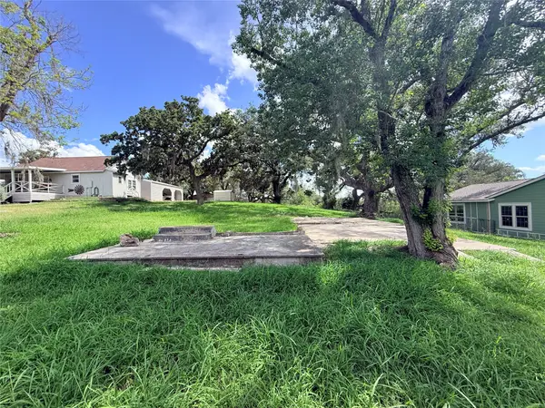 911 Moss Lane, Cuero, TX 77954
