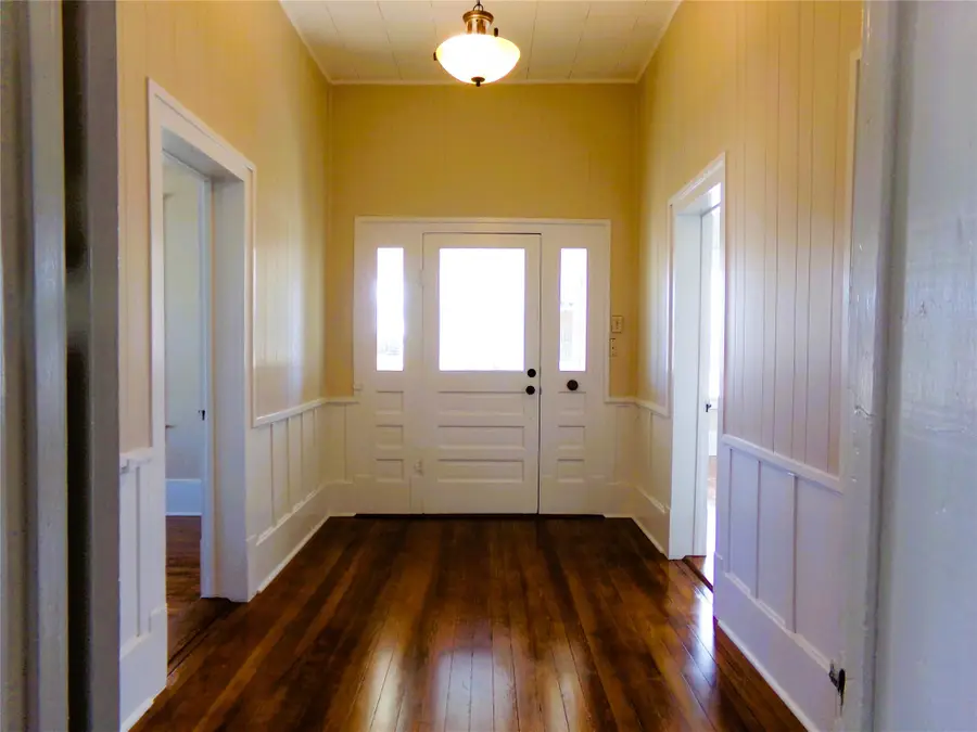 309 E Hinton Road, Weimar, TX 78962 - #3