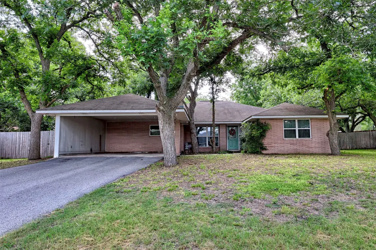 725 S Market Street, Flatonia, TX 78941 - #1
