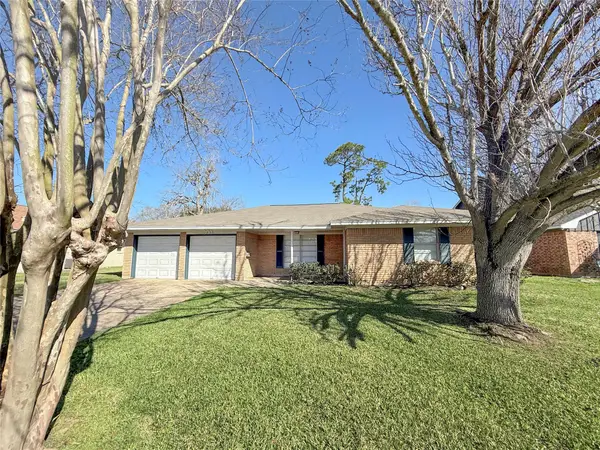 303 Ligustrum Street, Lake Jackson, TX 77566