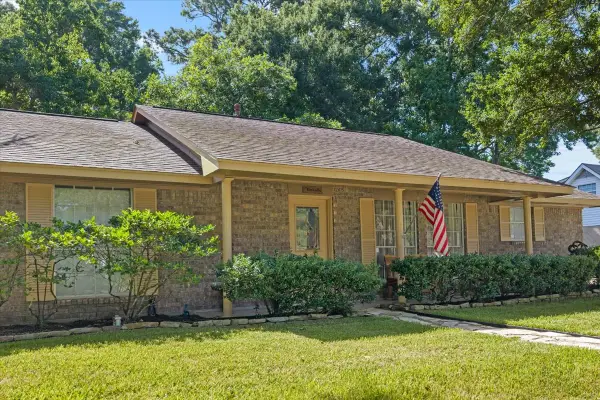 12615 Old River Drive, Mont Belvieu, TX 77523