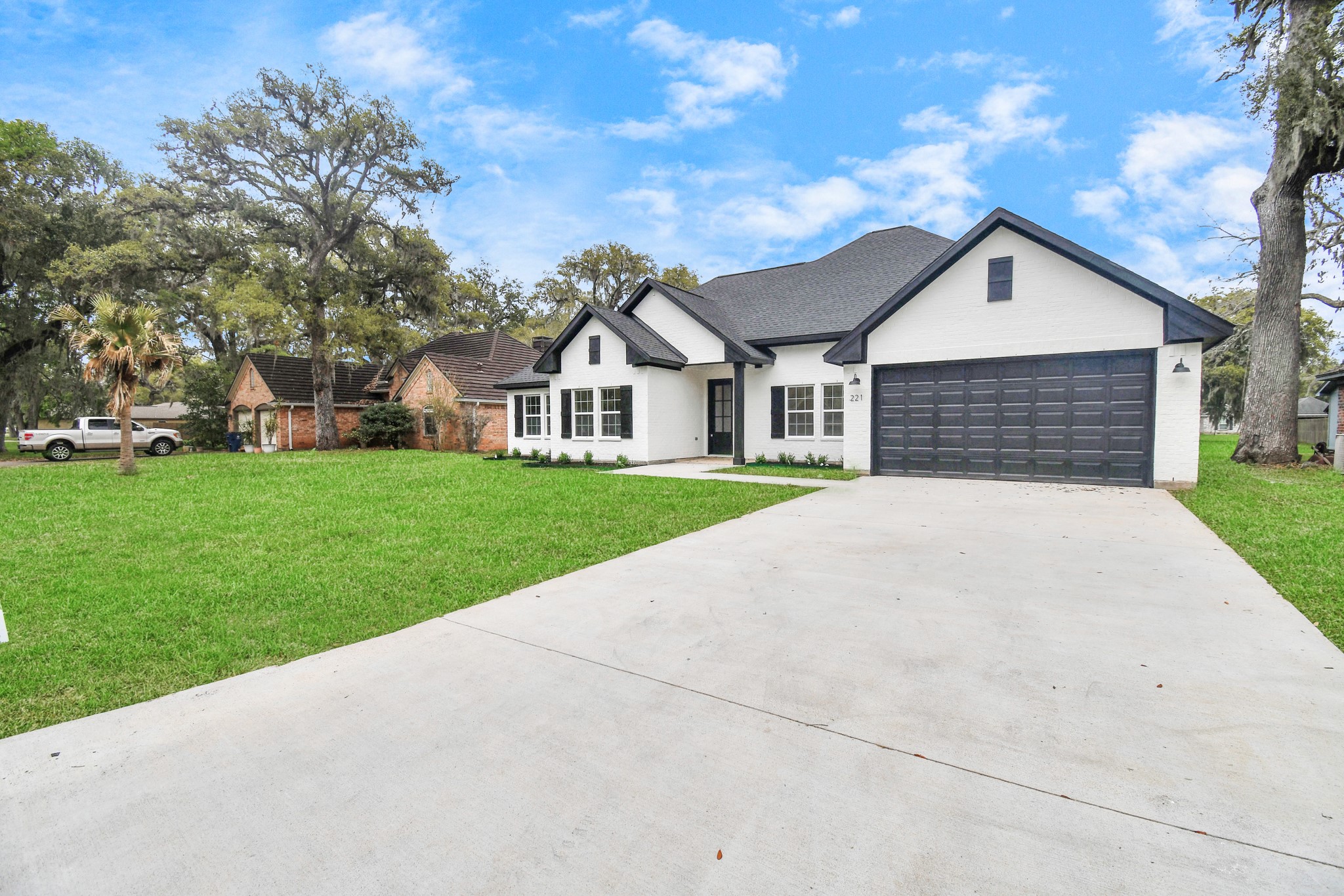 221 Wood Haven Drive, Columbia Lakes, TX 77486 BHGRE