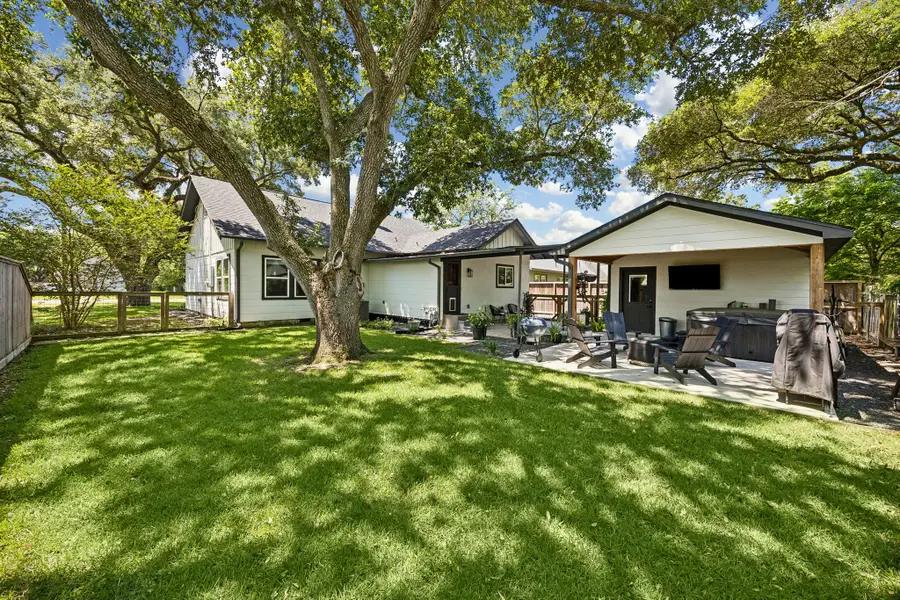 705 4th Street, Sealy, TX 77474 - #2