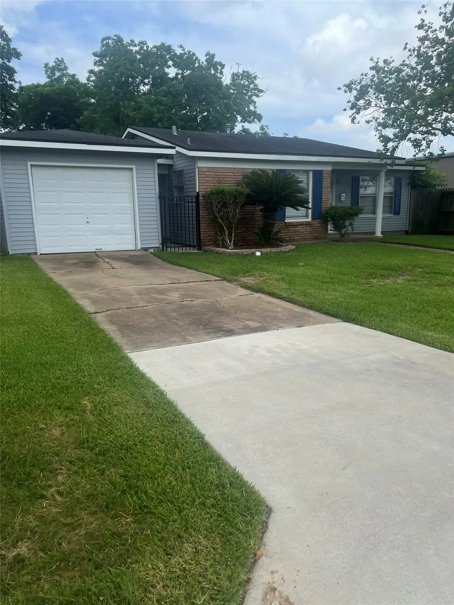 102 Forest Oaks Ln, Lake Jackson, TX 77566 - #3