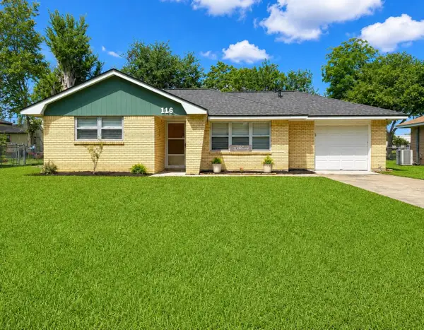 116 Oleander Street, Lake Jackson, TX 77566
