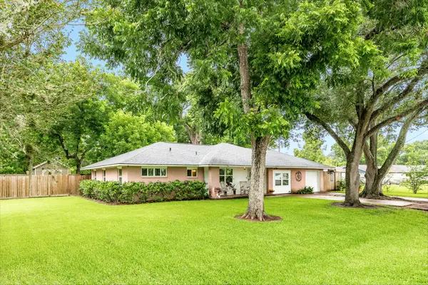 303 Southern Oaks Dr, Lake Jackson, TX 77566