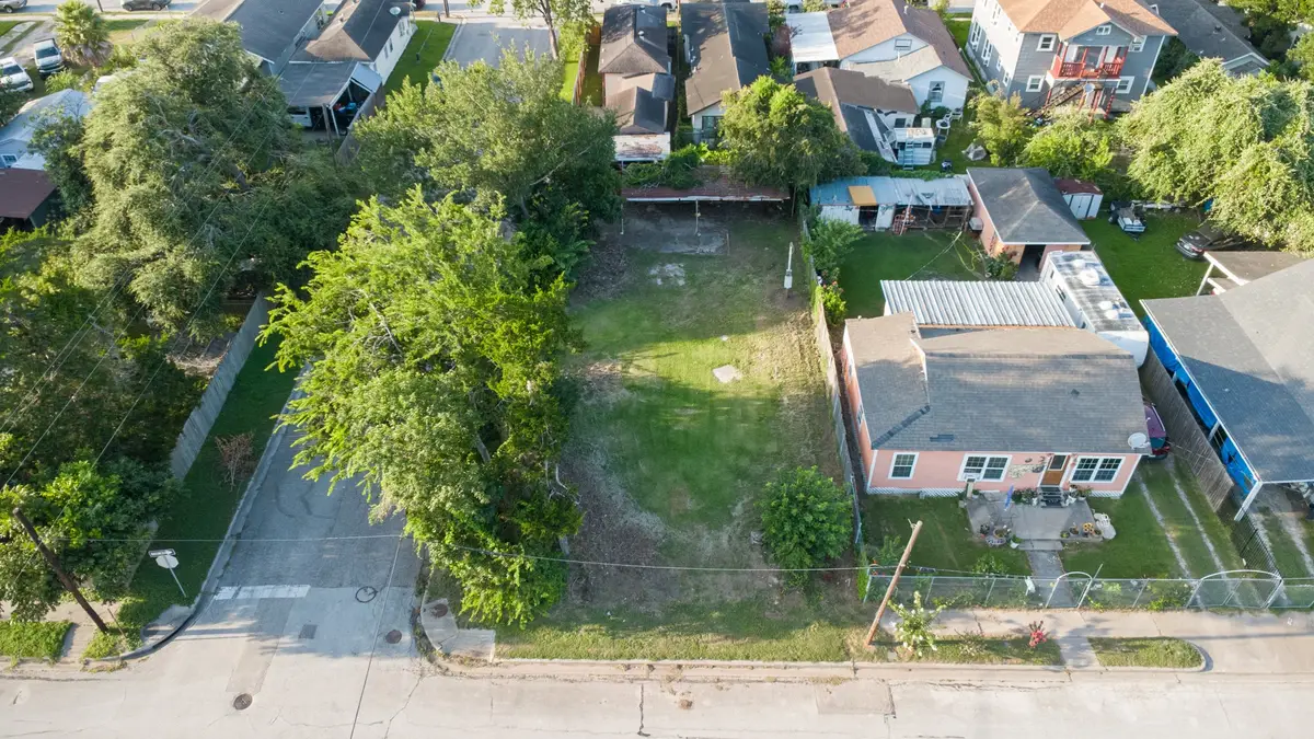 200 E Defee Avenue, Baytown, TX 77520 - #1