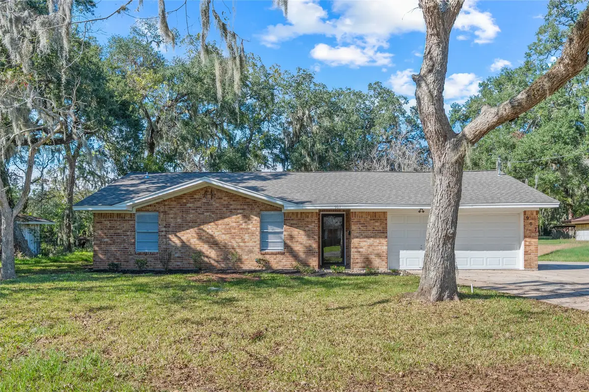 907 Avenue B, Sweeny, TX 77480 - Image #1