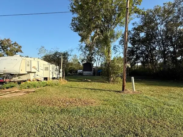 106 Lake Drive, Holiday Lakes, TX 77515