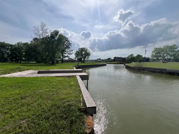 160 Wildwood Lake Drive N, Huntsville, TX 77340