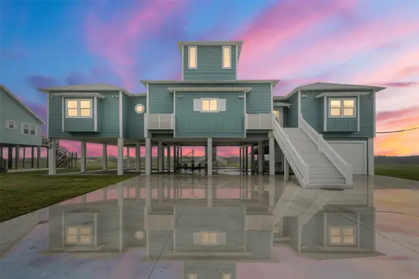 696 Villa Drive, Crystal Beach, TX 77650