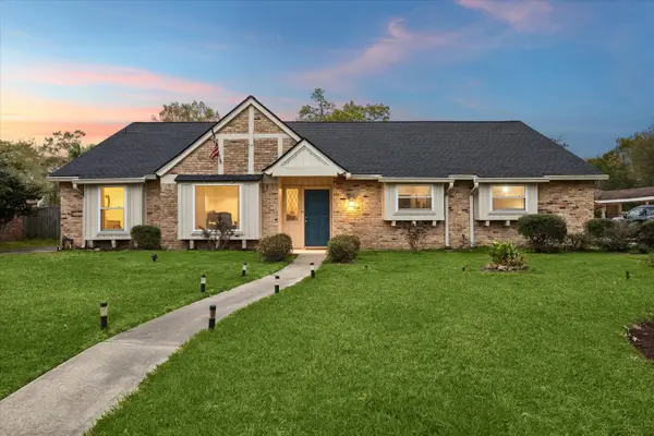 311 Forest Lake Drive, Taylor Lake Village, TX 77586