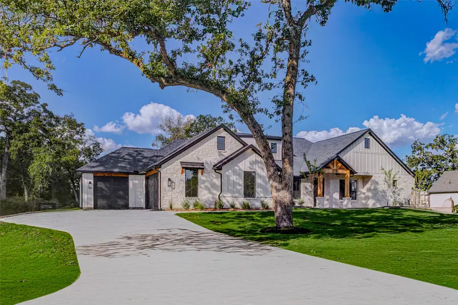 218 N Garrett Circle, Bellville, TX 77418 - Image #2