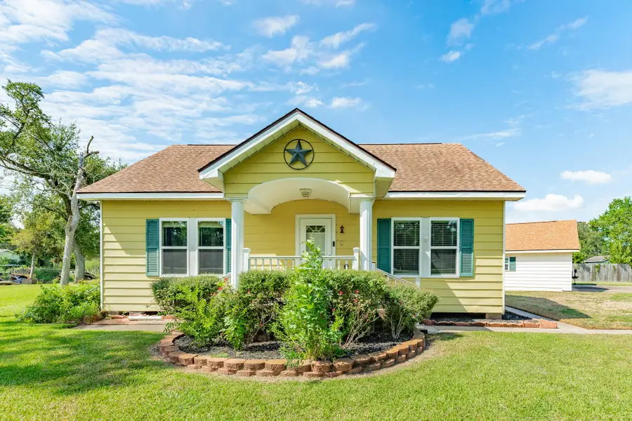 402 Goliad St Cr 821, Clute, TX 77531 - #2