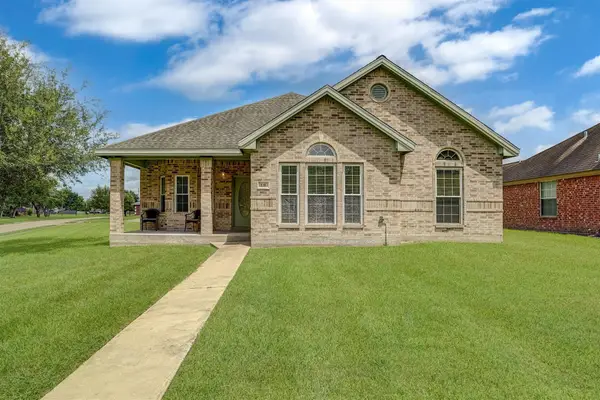 131 Silverbell Circle, Lake Jackson, TX 77566