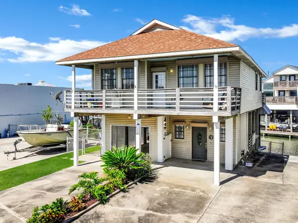 40 Harbor Circle, Tiki Island, TX 77554