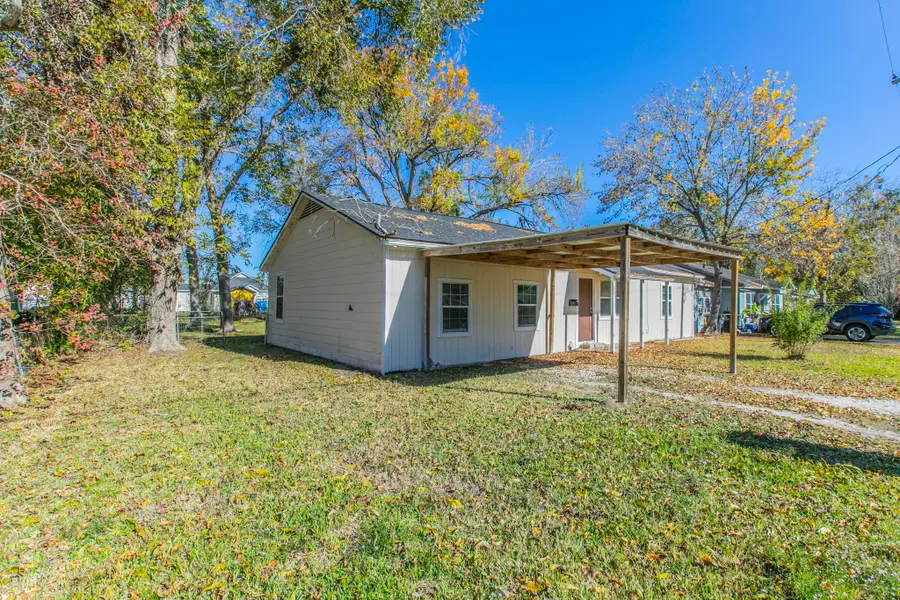 301 E Dumble Street, Alvin, TX 77511 - Image #2