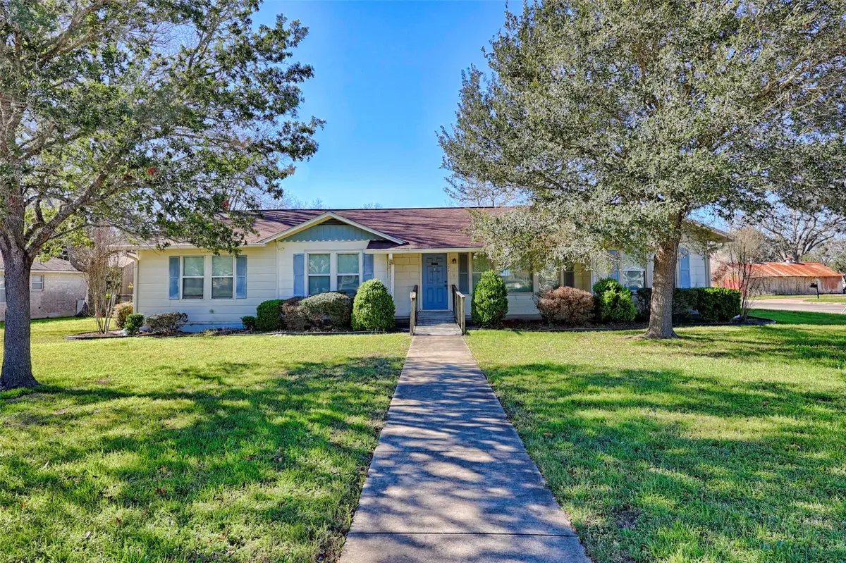 122 Ave E, Shiner, TX 77984 - #1