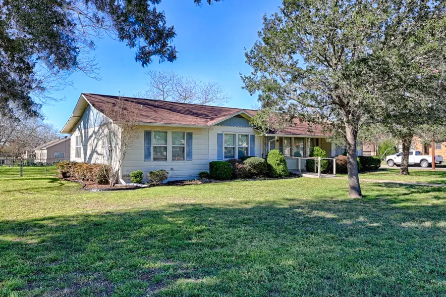 122 Ave E, Shiner, TX 77984 - #2