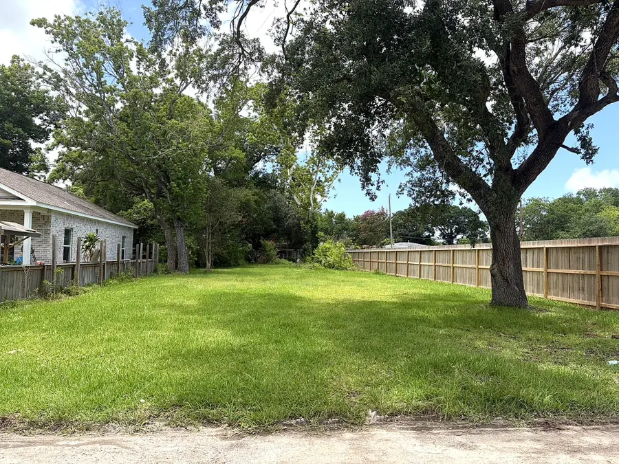 2930 3rd Avenue N, Texas City, TX 77590 - #3