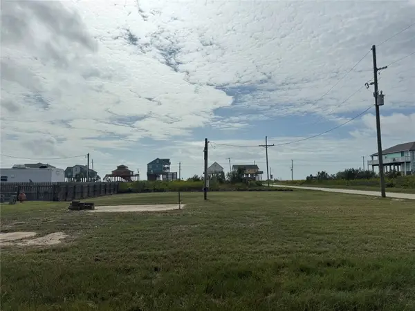 1028 Waco Road, Gilchrist, TX 77617