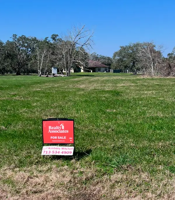 562 Mill Road, Angleton, TX 77515