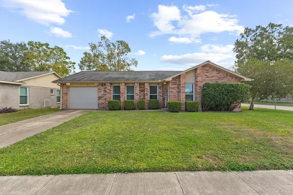 1023 E Belgravia Drive, Pearland, TX 77584